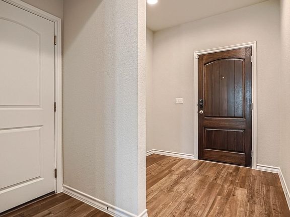 4th image of 1601 Denesa Dr