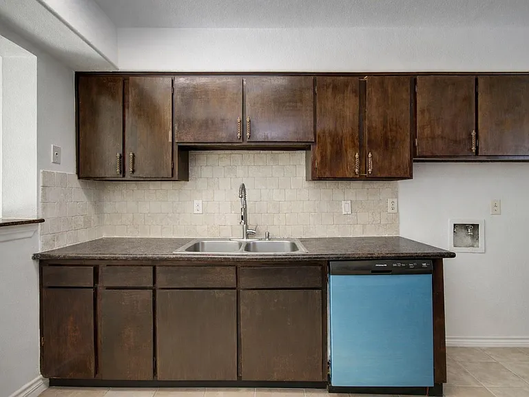7902 Grove Ridge Dr — Photo 5