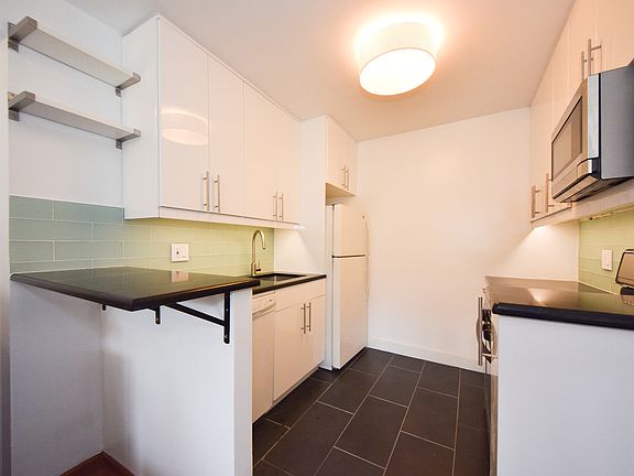 3rd image of 220 Manhattan Ave APT 4R