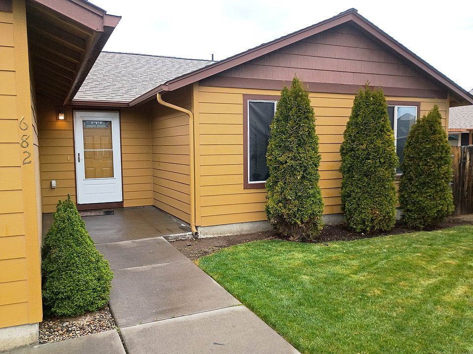 1st image of 682 SE White Pine Way