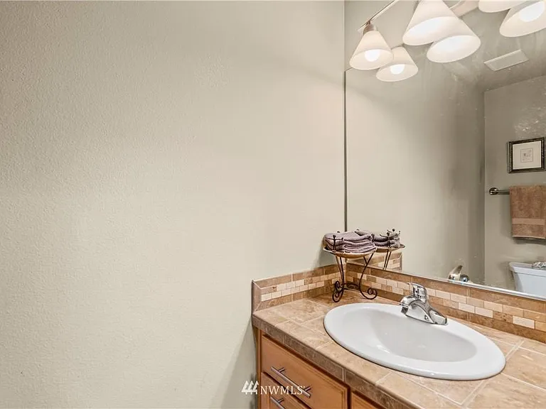 1213 Aurora Ave N — Photo 5
