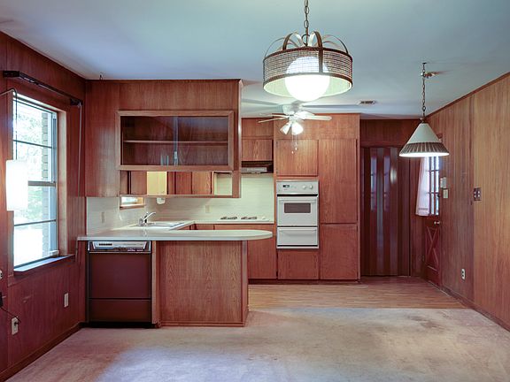 5th image of 106 N Park St