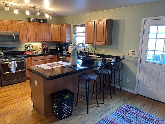 Large kitchen, great for entertaining