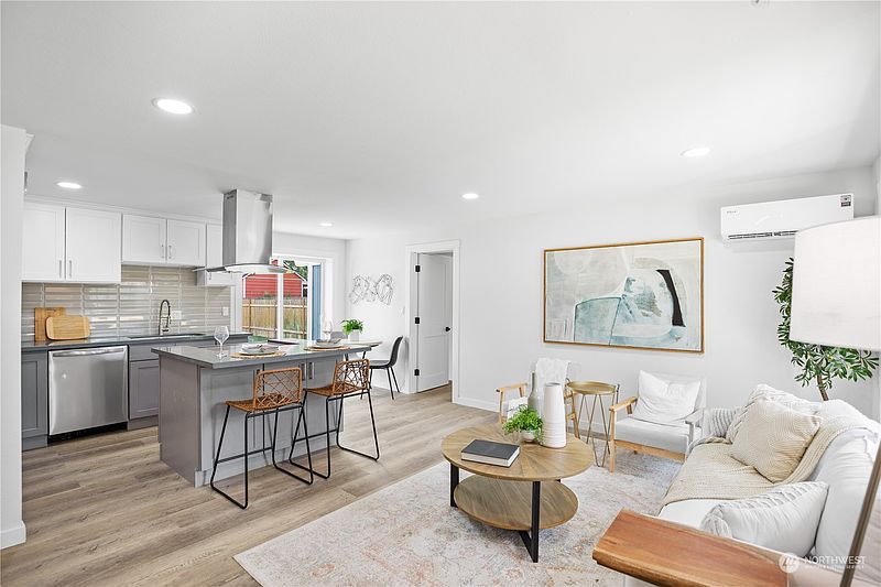 3rd image of 762 Queen Avenue NE