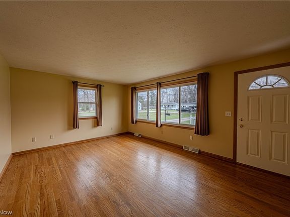 3rd image of 36334 Chestnut Ridge Rd