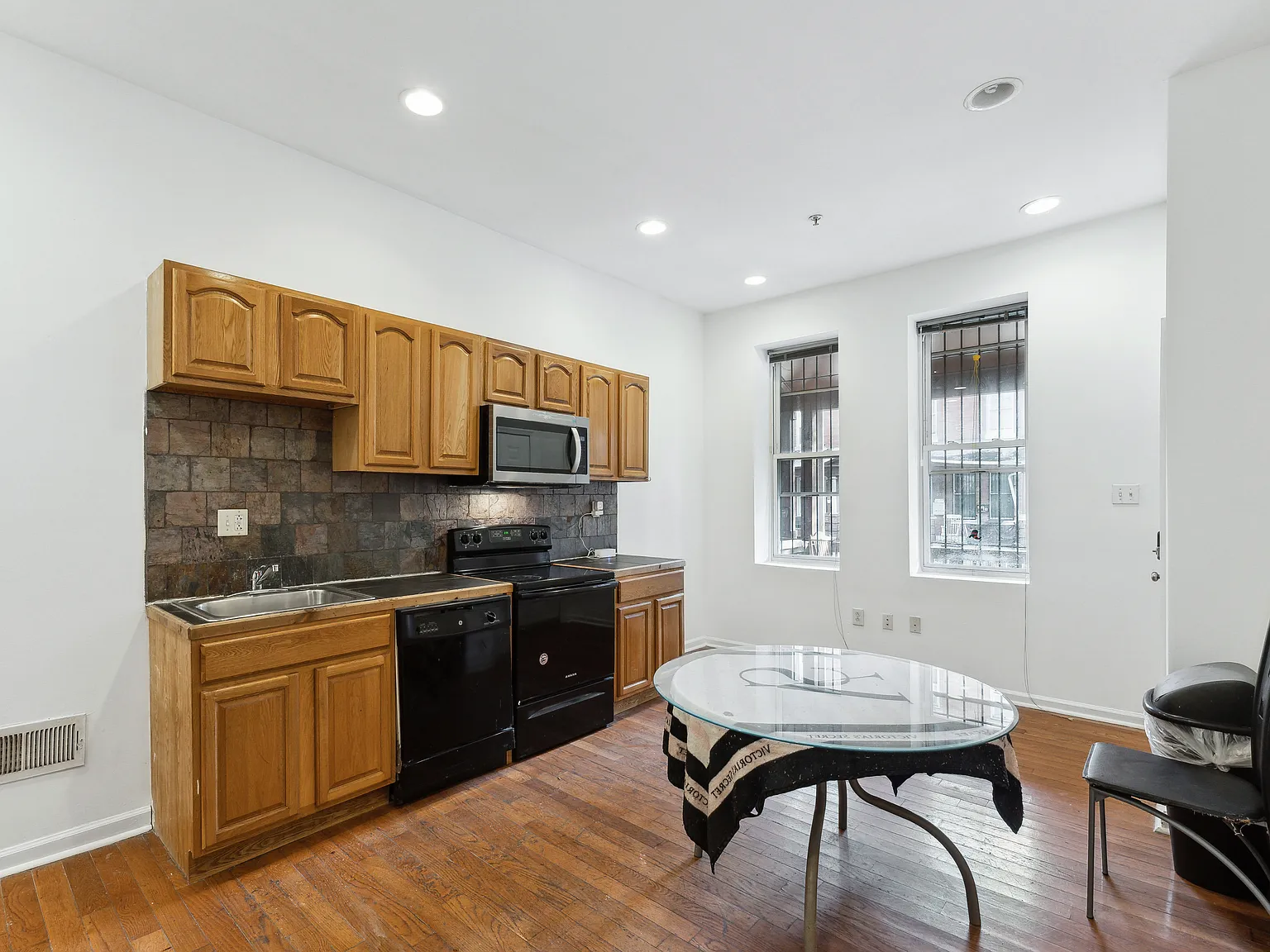 3 bed, $1,500 — Photo 2