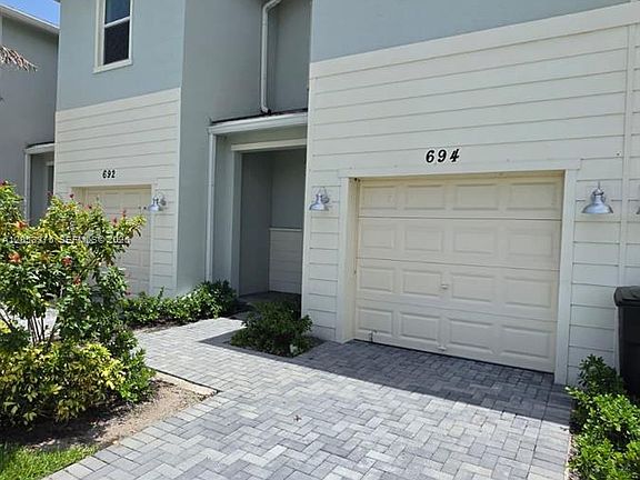 4th image of 694 SE Lake Falls St