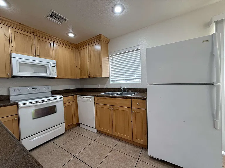 384 Anna Cir #A — Photo 9