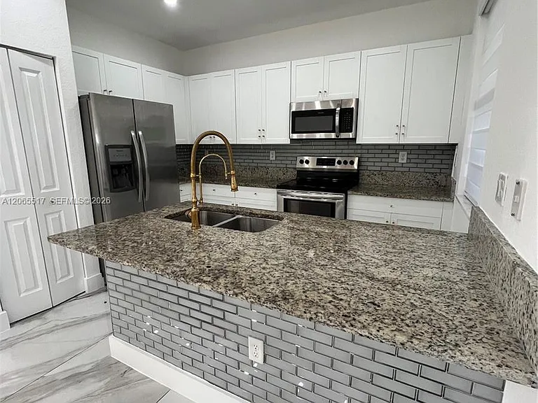 11370 SW 254th Ter #11370 — Photo 2
