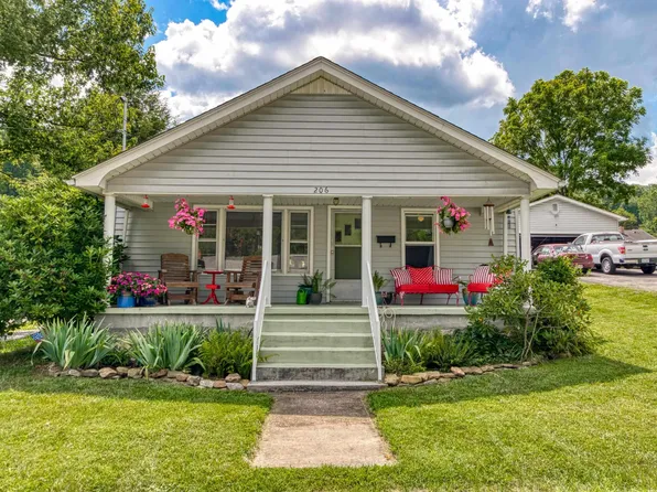 206 Wolf St, Narrows, VA 24124