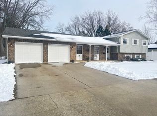 587 Phillips Cir, Antioch, IL 60002