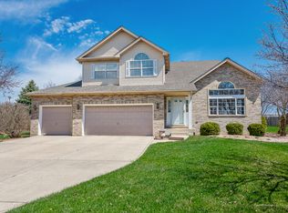 907 Hampton Dr, Carol Stream, IL 60188