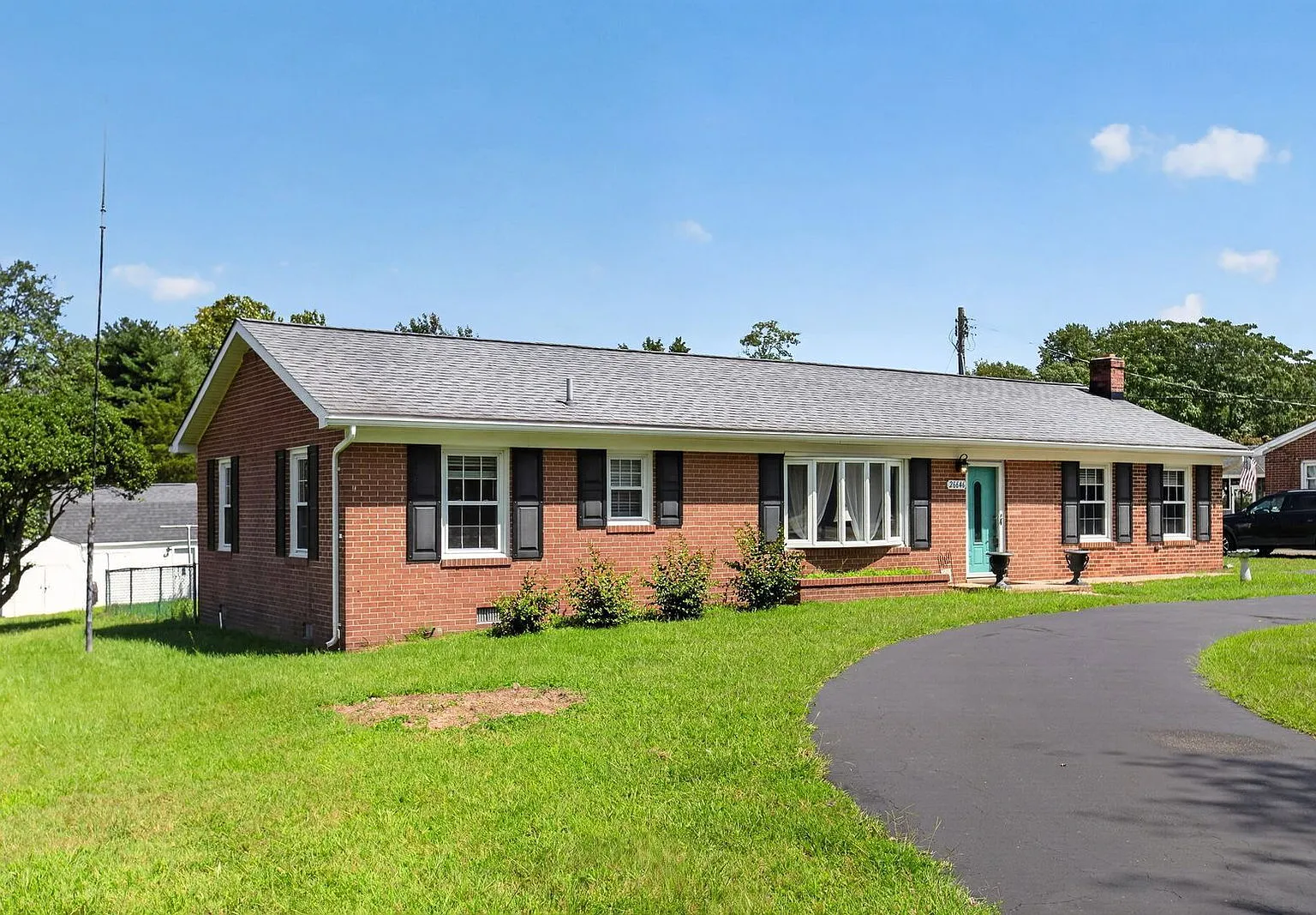 4 bed, 2.5 bath, 2118 sqft, $2,450 — Photo 2