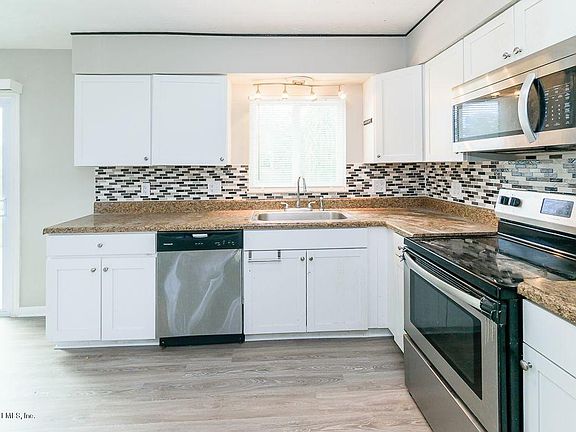 5th image of 226 Deerwood Cir W