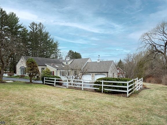 3rd image of 301 Hilltop Rd