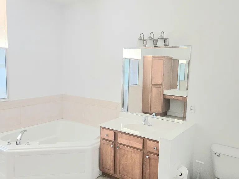 2472 SW Valnera St — Photo 18