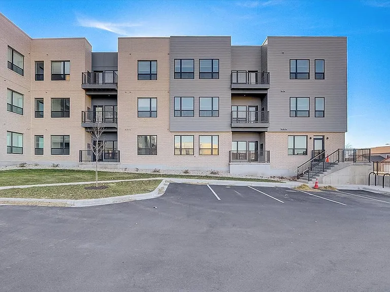 1120 N Windsor Ave — Photo 2