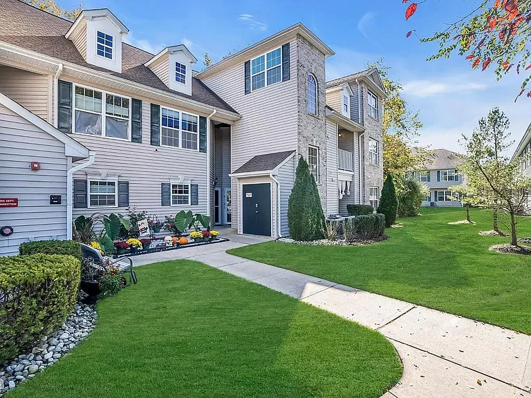 1054 Morning Glory Dr — Photo 2