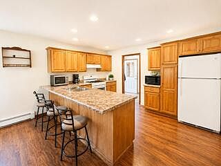3rd image of 2248 N Goetze Rd