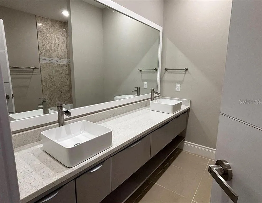 3 bed, 2.5 bath, 2281 sqft, $2,450 — Photo 3