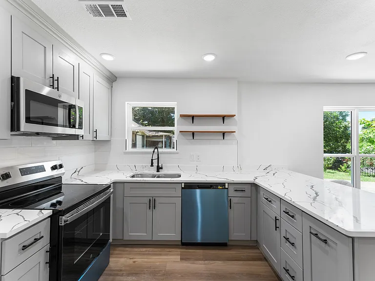 2730 Gladstone Dr — Photo 16