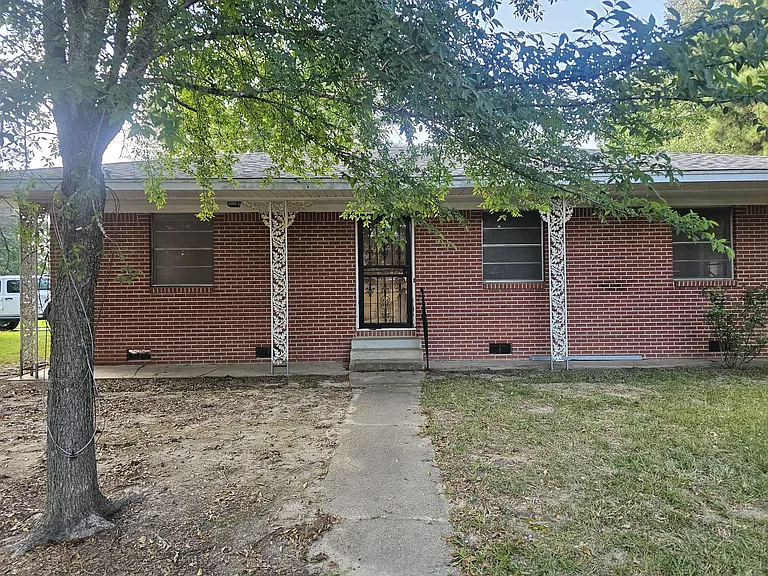 114 Fairlane Dr — Photo 1