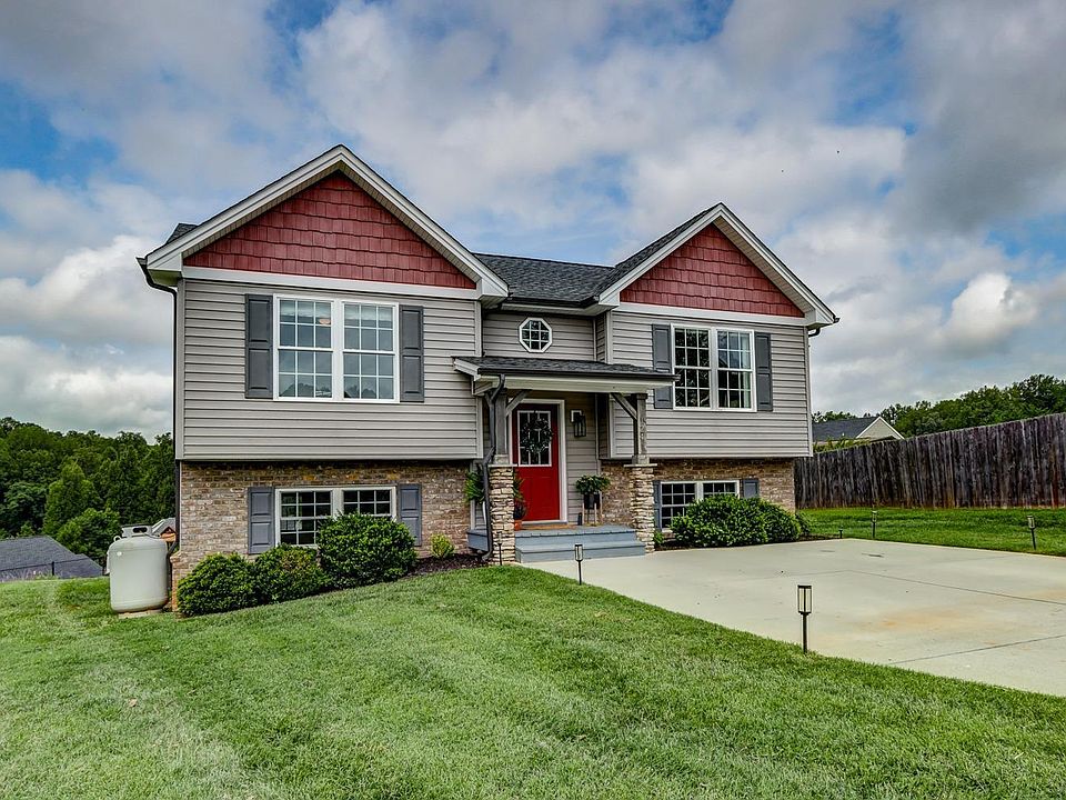 1st image of 124 Bennett Dr