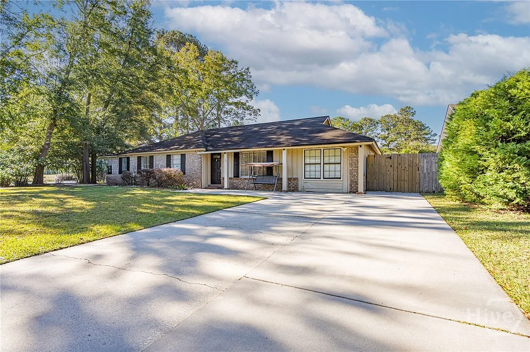 3 bed, 2.0 bath, 2016 sqft, $2,300 — Photo 3