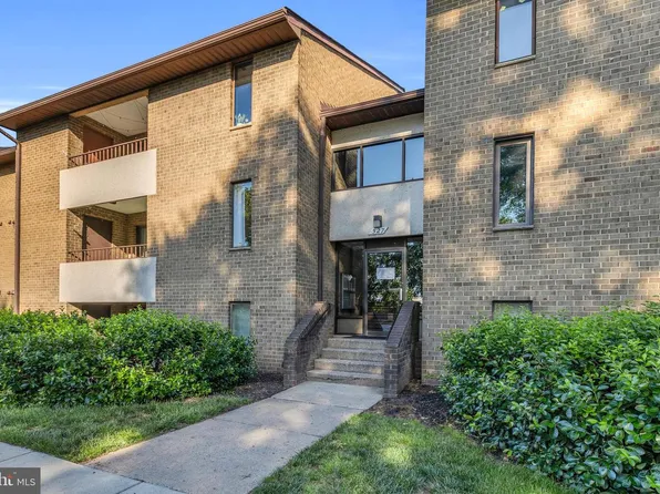 527 Florida Ave APT T2, Herndon, VA 20170