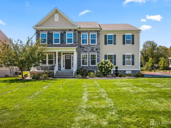 5 Continental Ct, Monroe Township, NJ 08831