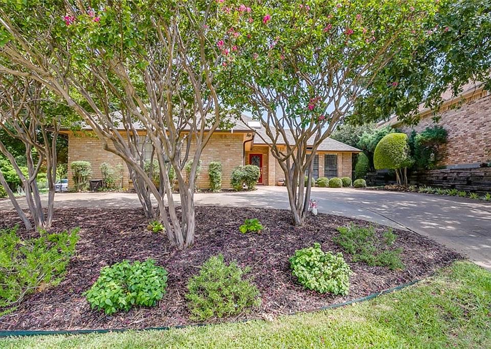 1st image of 1 Oak Village Ct