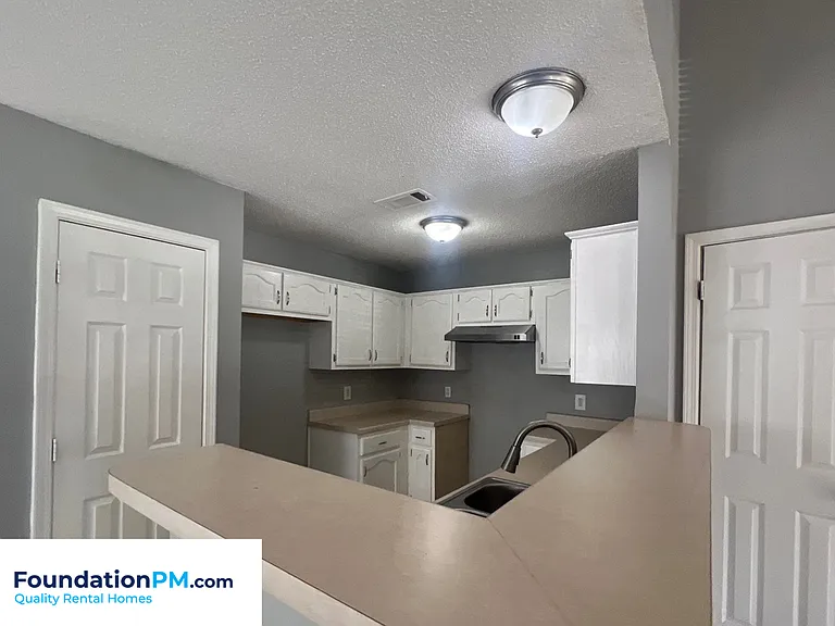 1530 Estacada Way — Photo 3