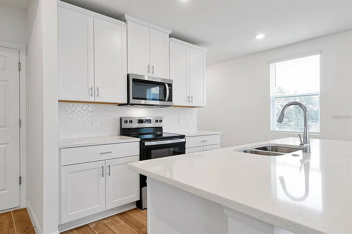 3 bed, 2.5 bath, 1798 sqft, $2,195 — Photo 3