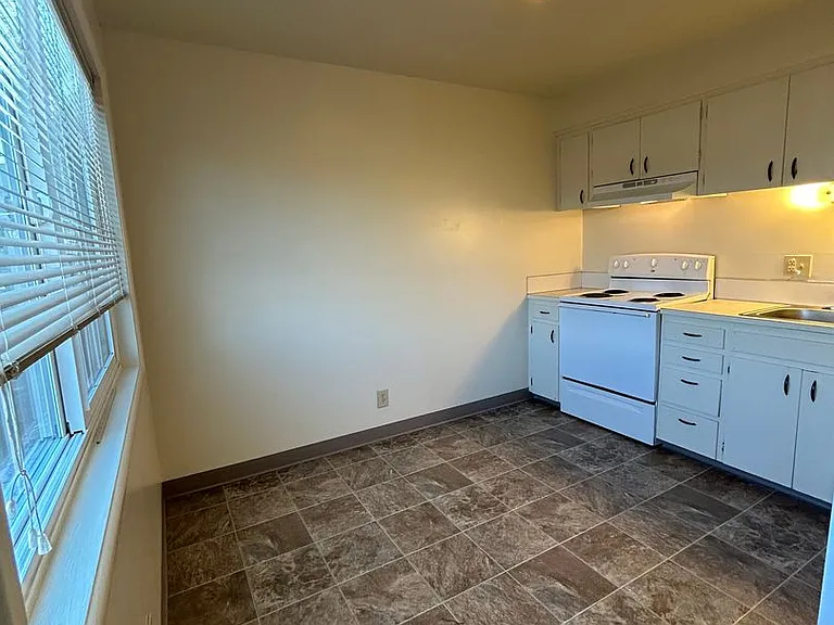 810 18th Ave SW #5 — Photo 9