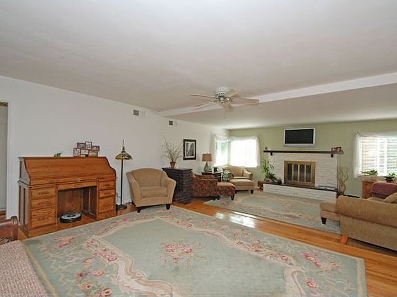 3rd image of 942 E Meda Ave