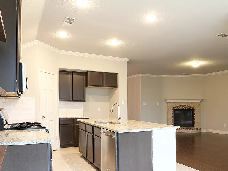 1108 Kingston Ct — Photo 7