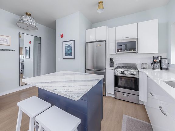 4th image of 713 E 8th St Unit E