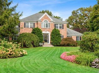 5 Clay Ct, Greenlawn, NY 11740