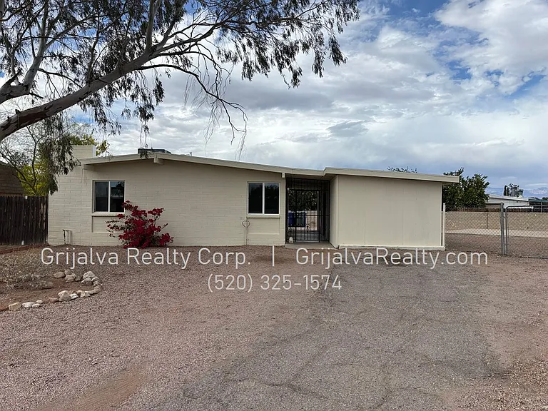 7421 E Rose Dr — Photo 1