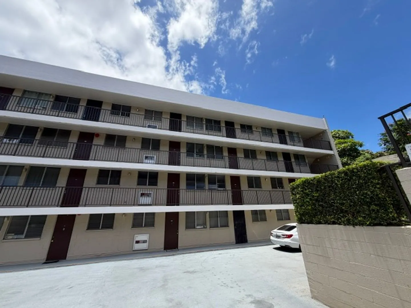 1/1 w/ 1 covered secured parking near Downtown- Electricity included — Photo 1