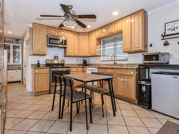 5th image of 159 Elm Dr E