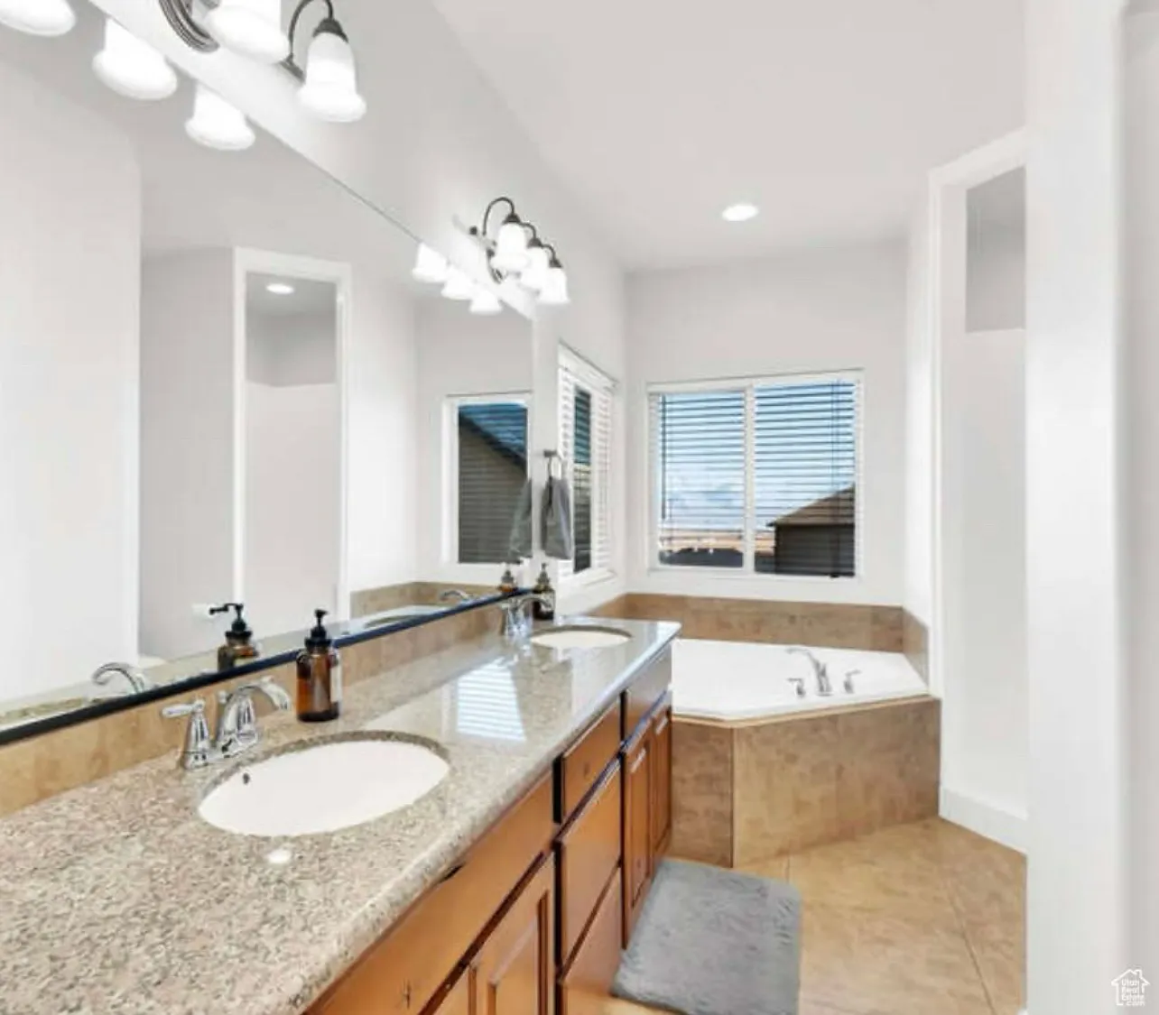 4 bed, 3319 sqft, $900 — Photo 2