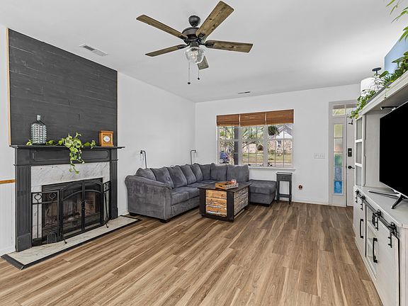 4th image of 800 Essex Dr