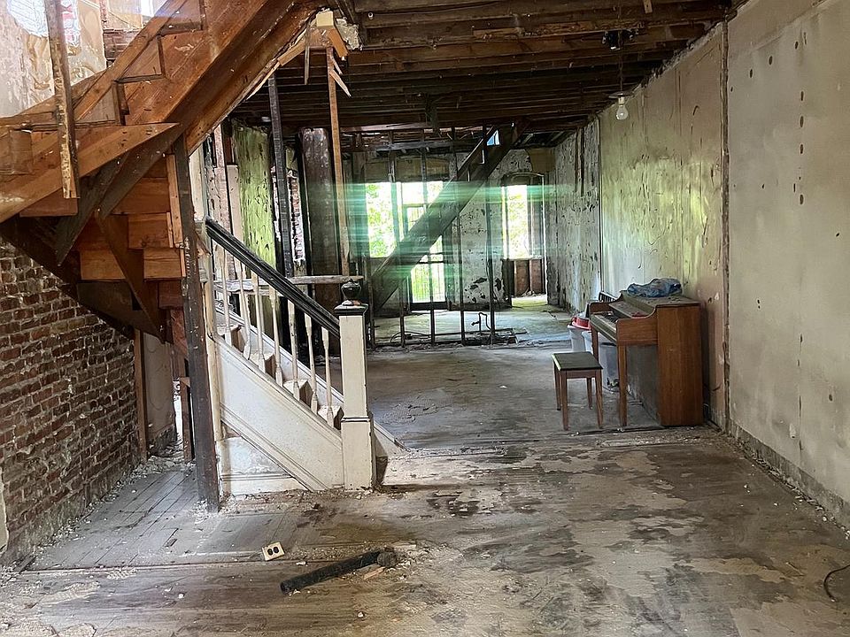 2nd image of 3002 Belmont Ave