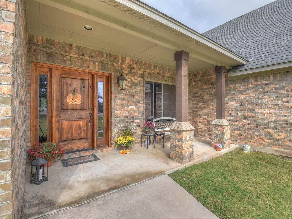 1st image of 216 Circle Oaks Dr