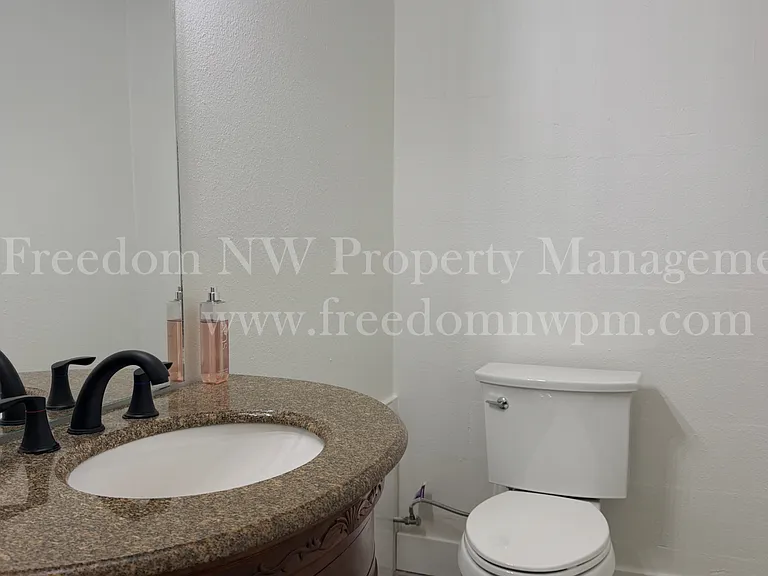 105 W Walnut St — Photo 9