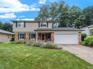 21439 Birchwood St, Farmington, MI 48336