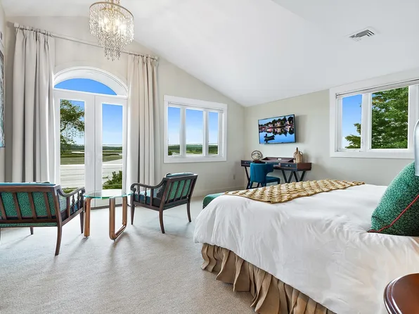 88 Little Neck Rd, Ipswich, MA 01938