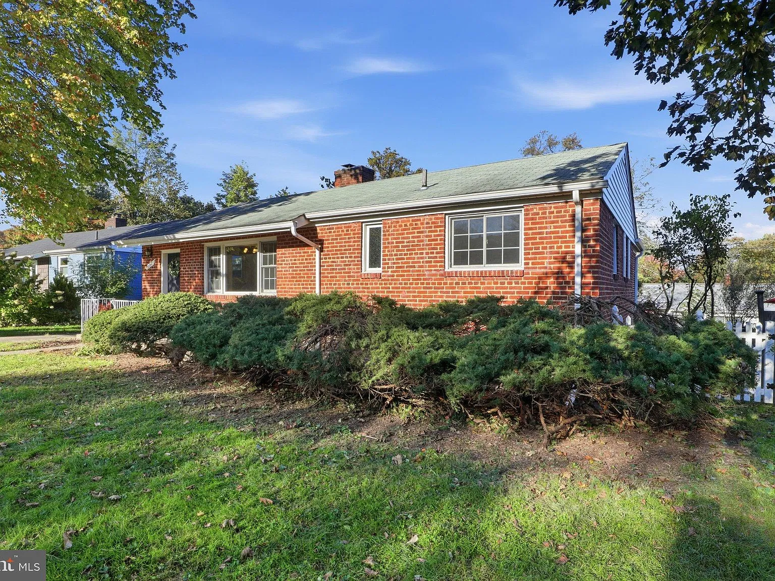 3 bed, 2.0 bath, 1382 sqft, $3,900 — Photo 2