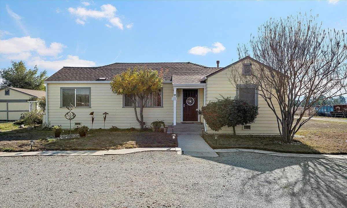 1590 E Middle Ave photo 1